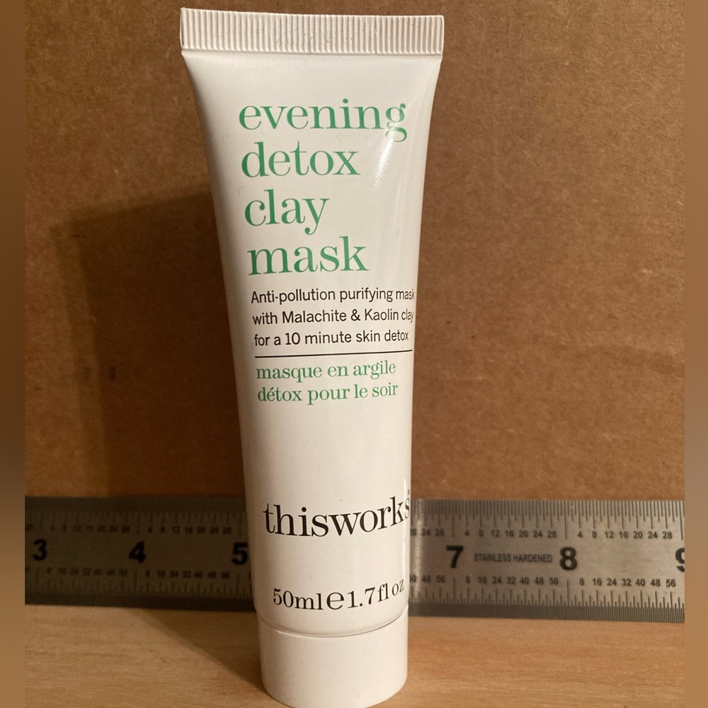 Detox clay mask from brand This Works. Anti-pollution detox clay mask